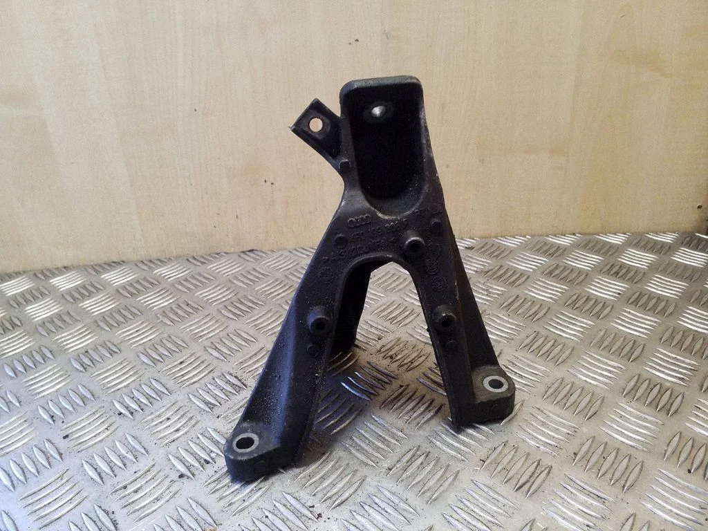 Mootori kinnituskronstein 4F0199308P