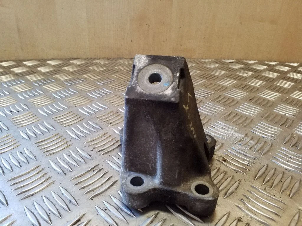 Engine mounting bracket – Audi A6 Allroad C6 (2006-2011)