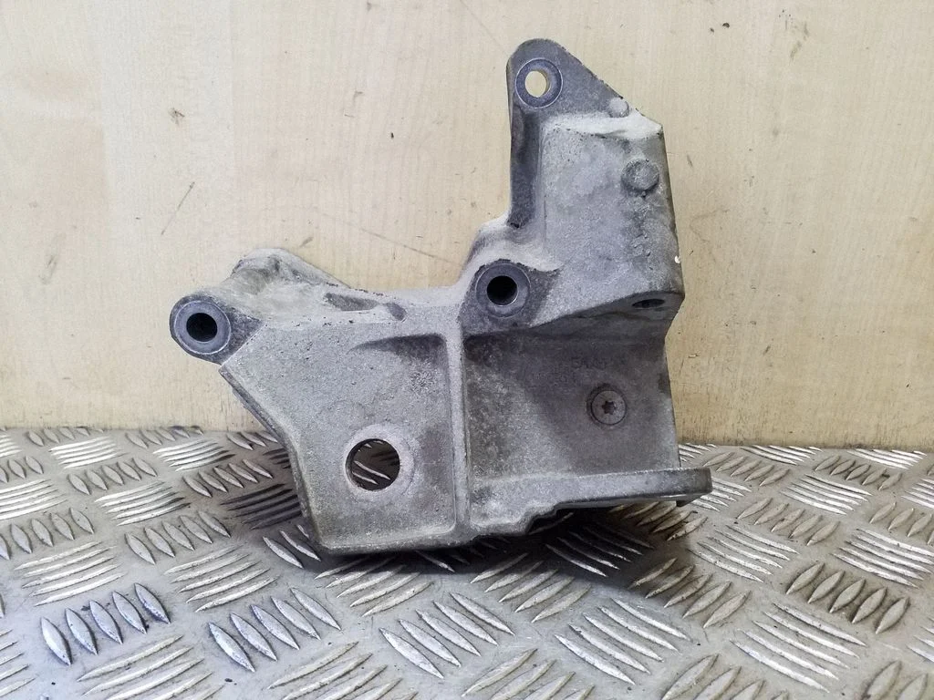 Engine mounting bracket 6G926P096FC