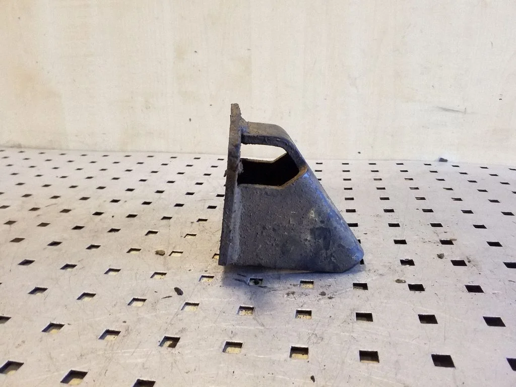 Engine mounting bracket – left