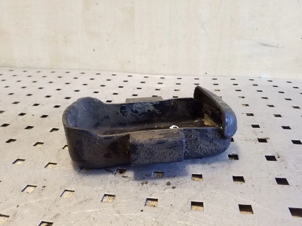 Engine mounting bracket