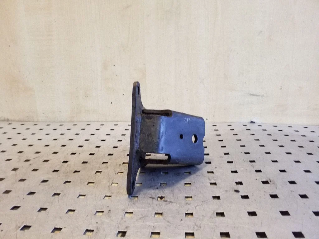 Engine mounting bracket – right