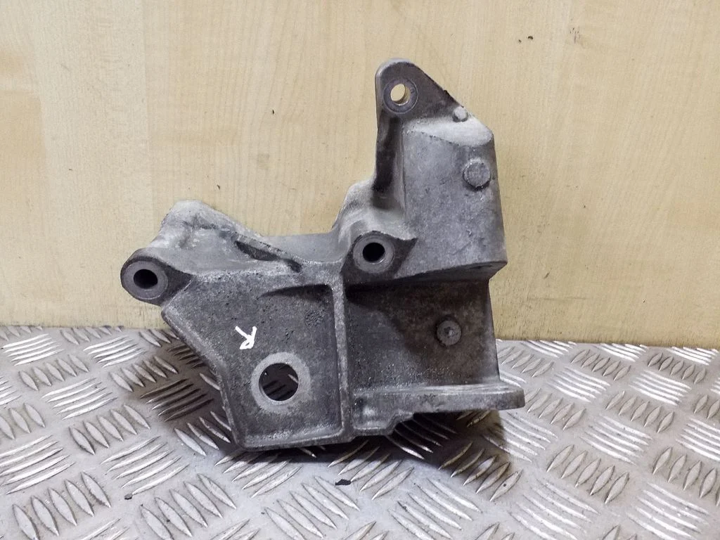 Mootori kinnituskronstein 6G926P096FC