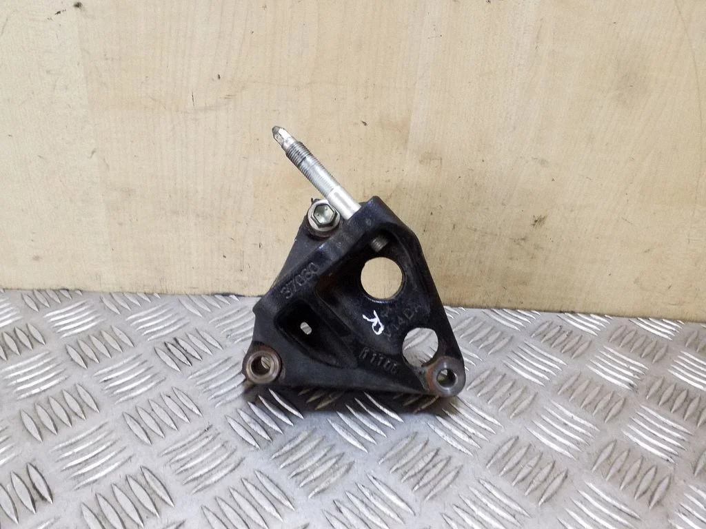 Engine mounting bracket – right