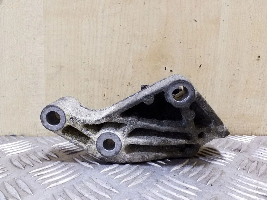 Engine mounting bracket 93853921