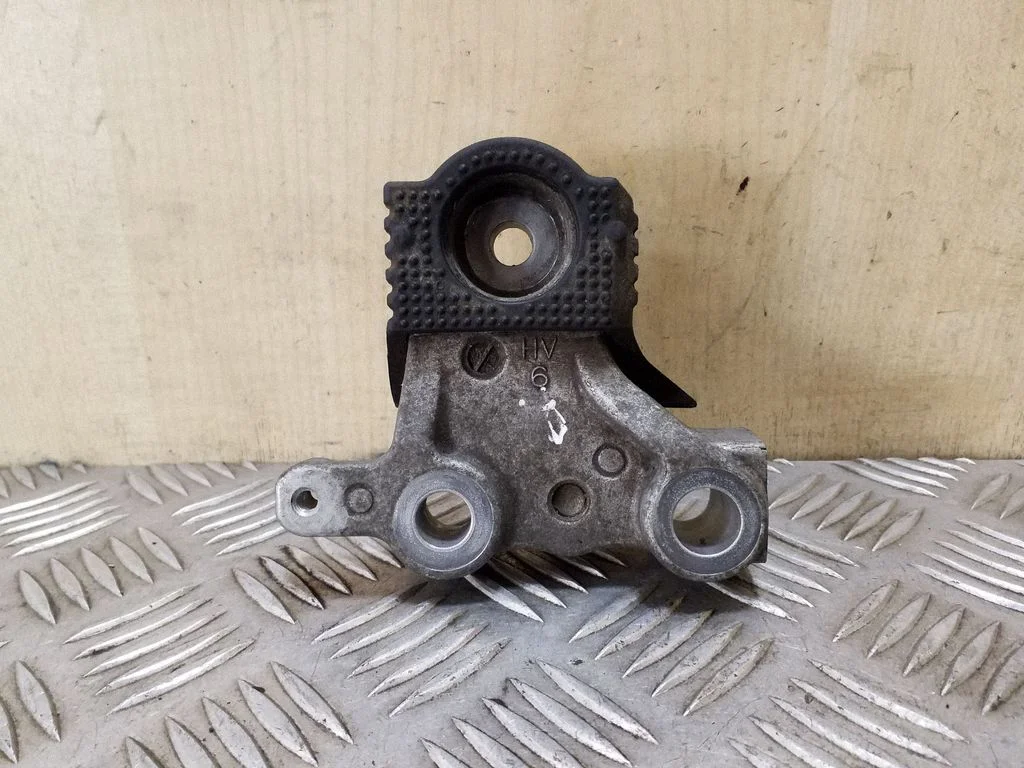 Engine mounting bracket – right