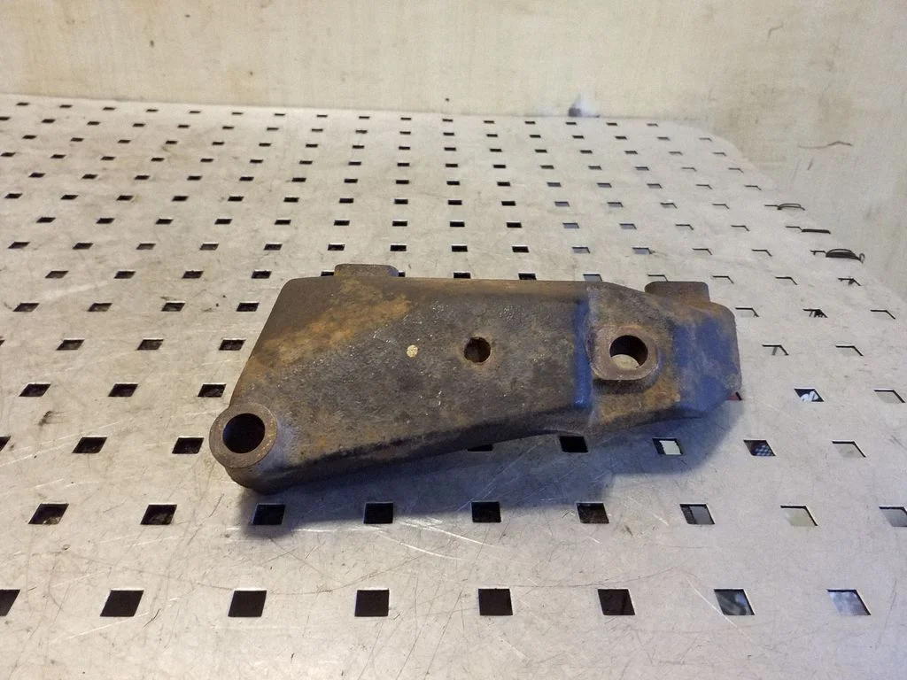 Engine mounting bracket