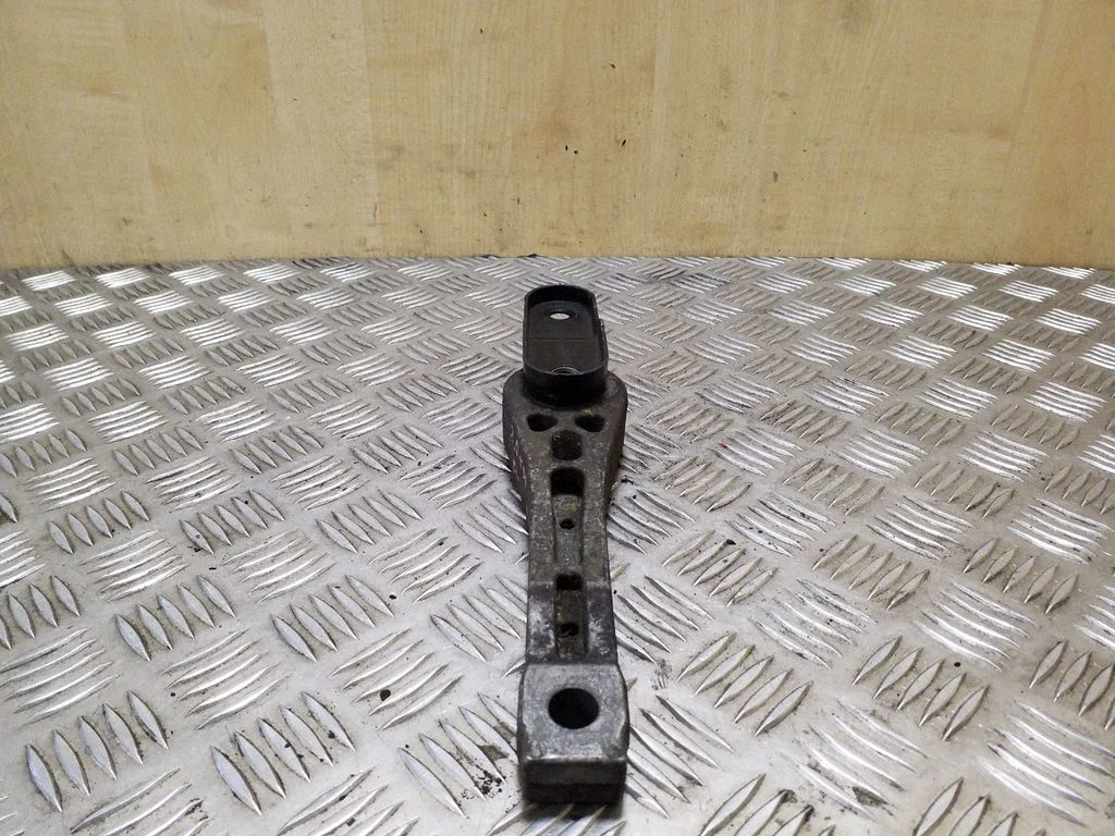 Mootori kinnituskronstein 1K0199855L