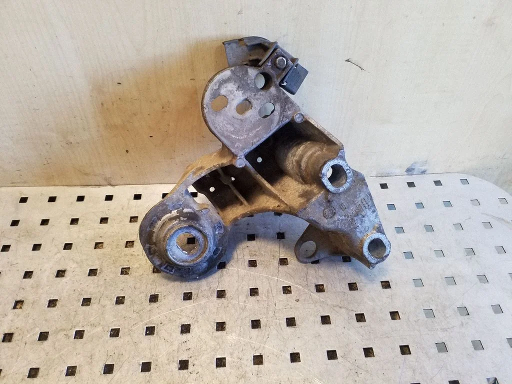 Engine mounting bracket 8E0199352F