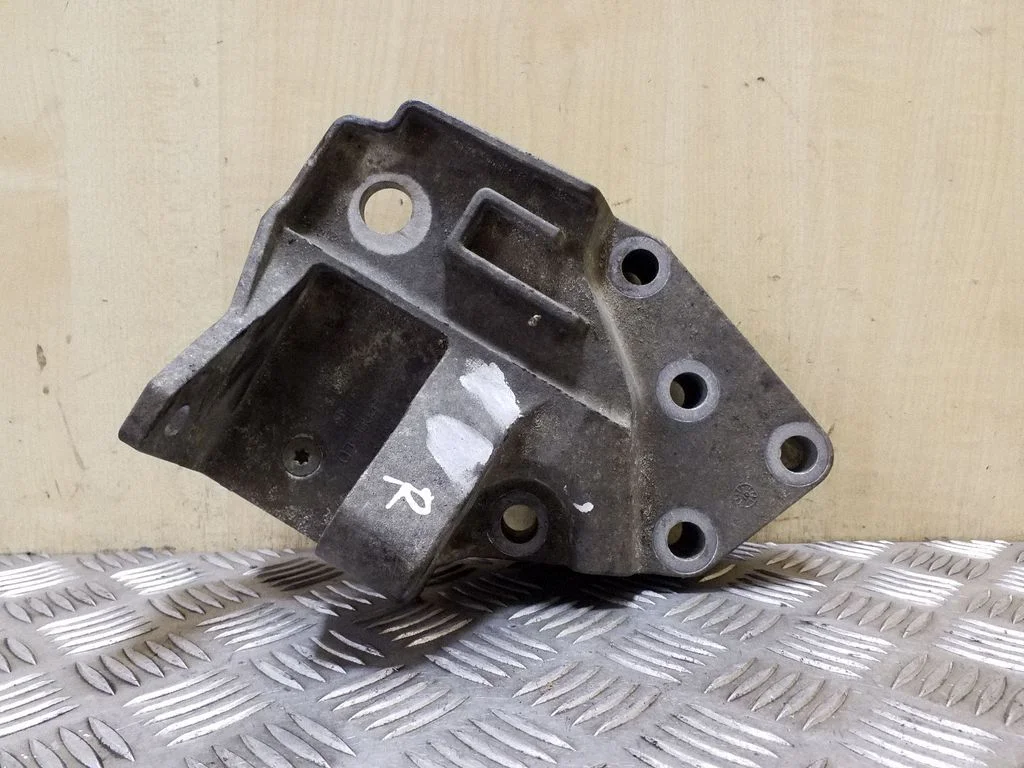 Engine mounting bracket 6G926P096CD