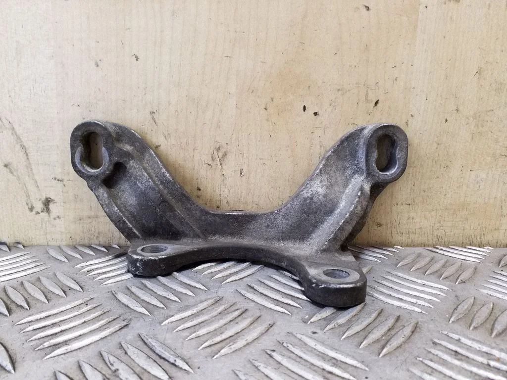 Engine mounting bracket