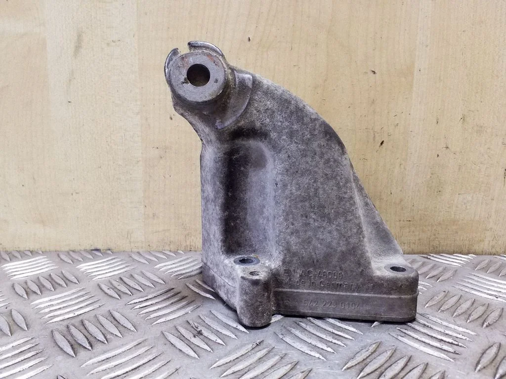 Engine mounting bracket – Mercedes-Benz CLS-Class C219 (2003-2011)