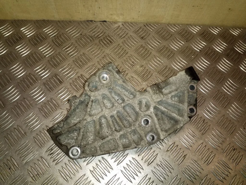 Engine mounting bracket 8200741758