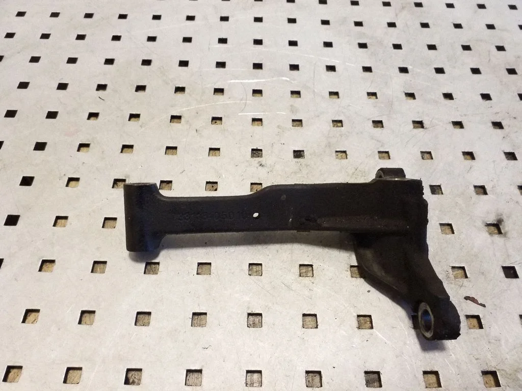 Engine mounting bracket 3311805010