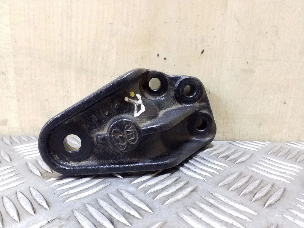 Engine mounting bracket – right