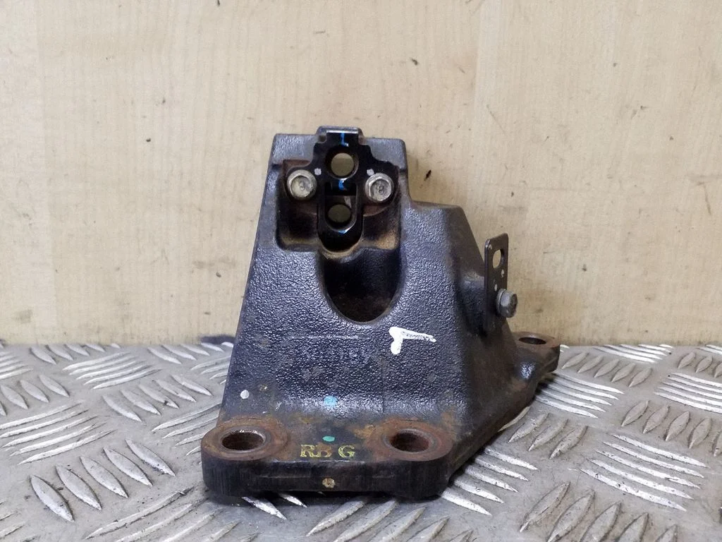 Engine mounting bracket – left