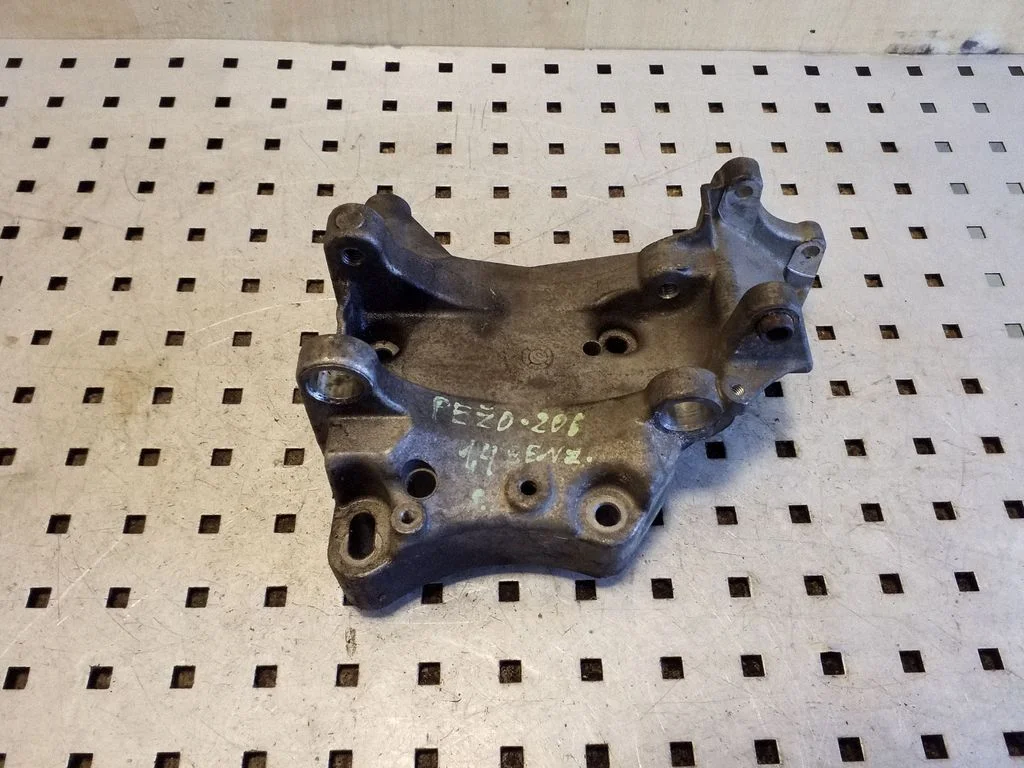 Engine mounting bracket