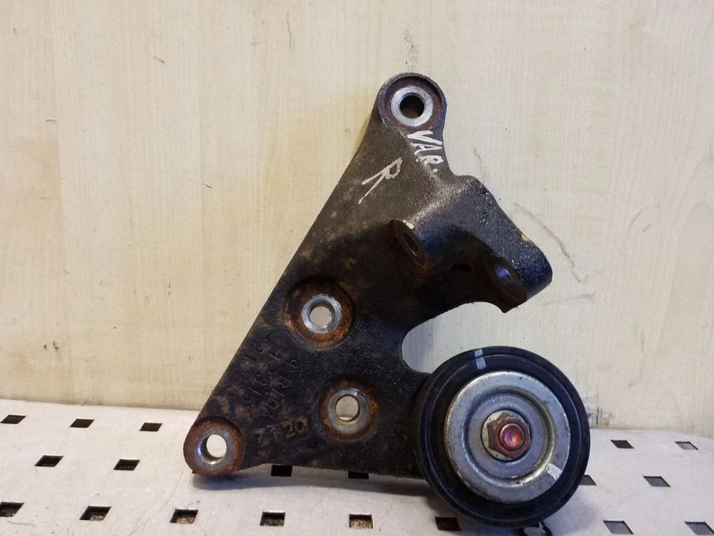 Mootori kinnituskronstein – Toyota Prius (XW20) (2003-2009)