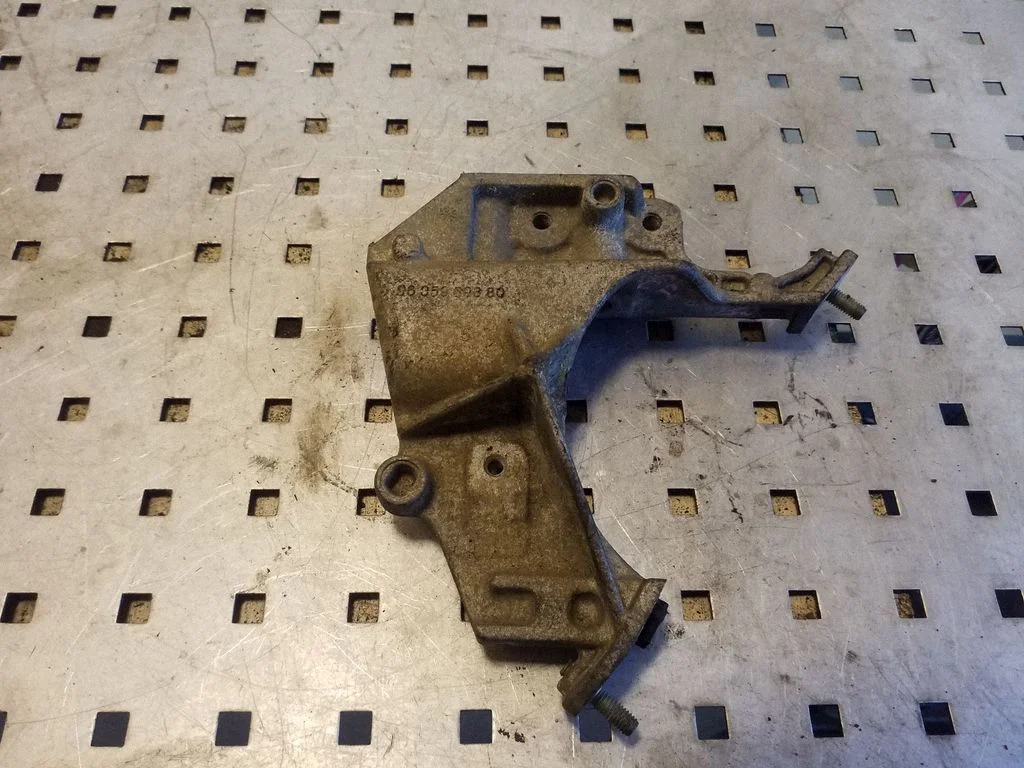 Engine mounting bracket 9635969880