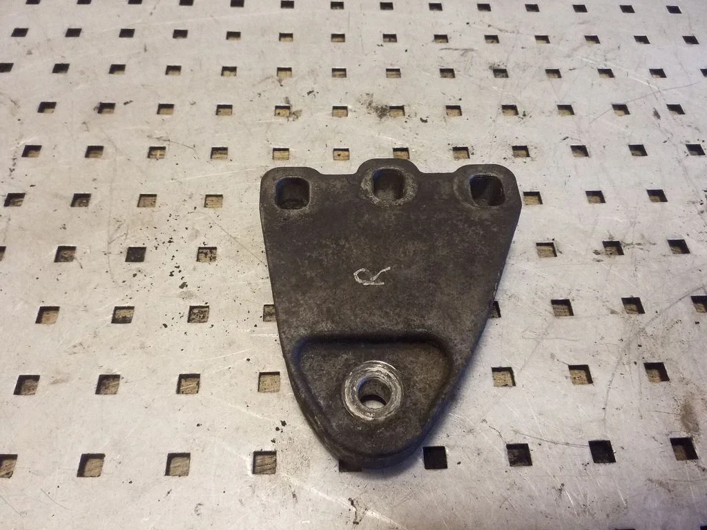 Engine mounting bracket – right