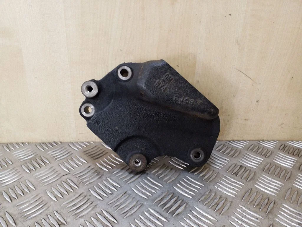 Engine mounting bracket
