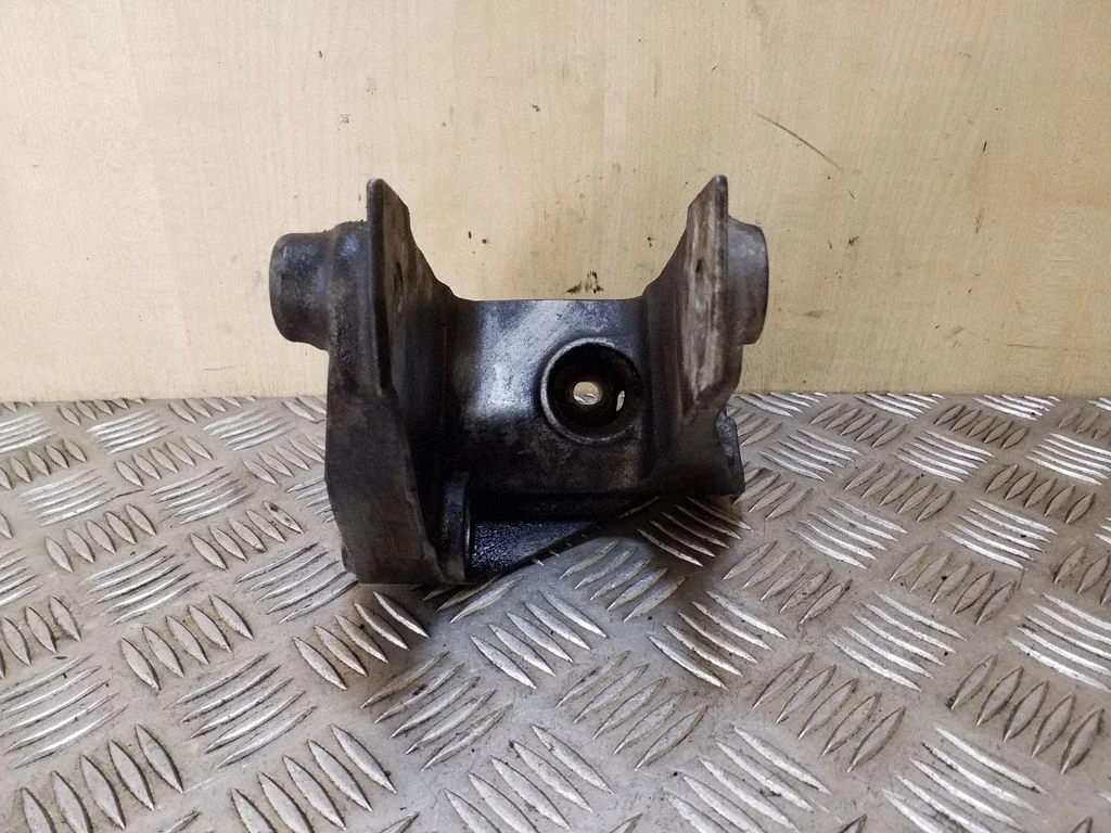 Engine mounting bracket