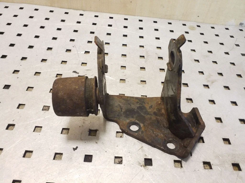 Engine mounting bracket – left