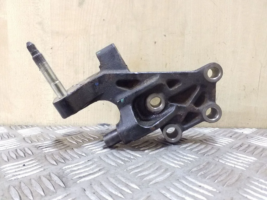 Engine mounting bracket 123150R020