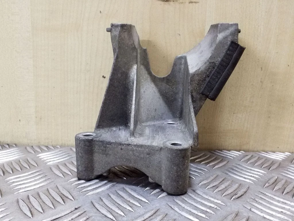 Engine mounting bracket 9638770480