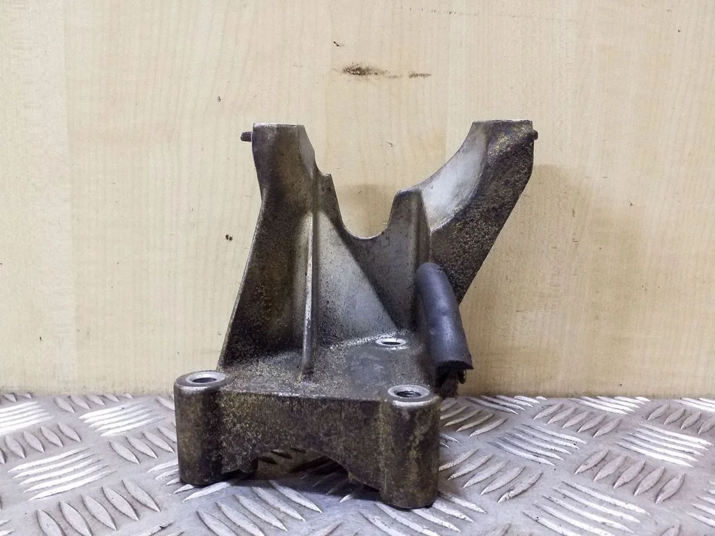 Dzinēja stiprinājuma kronšteins – Peugeot 307 (2001-2005)