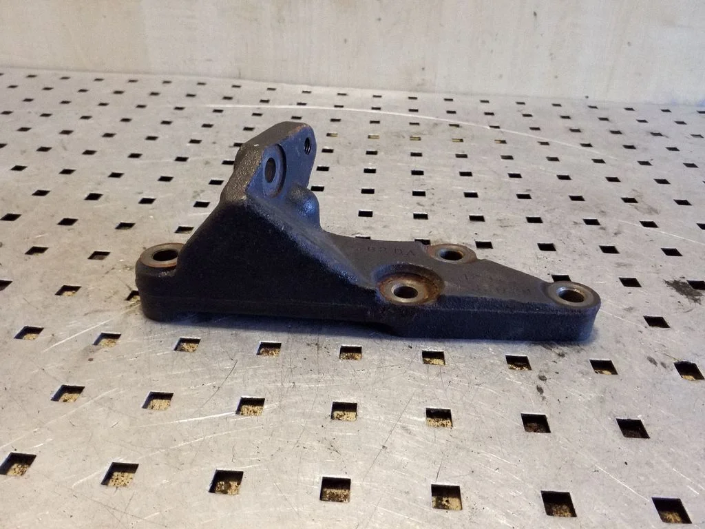 Engine mounting bracket 1231533020