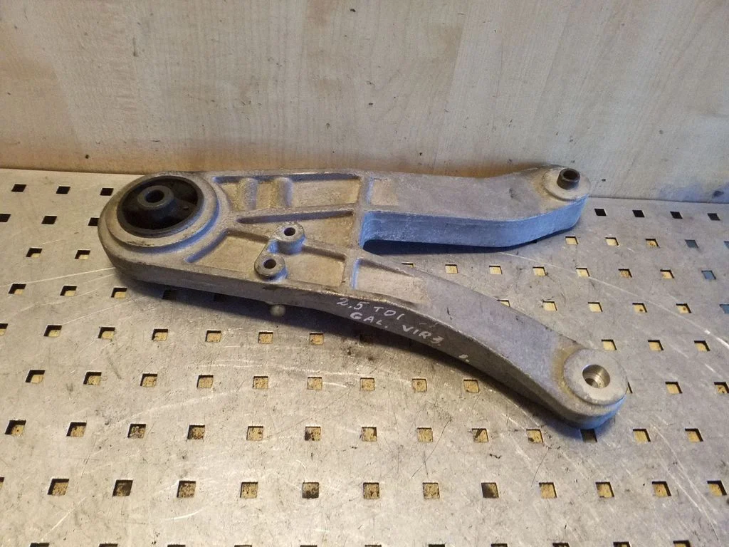 Engine mounting bracket 3524347