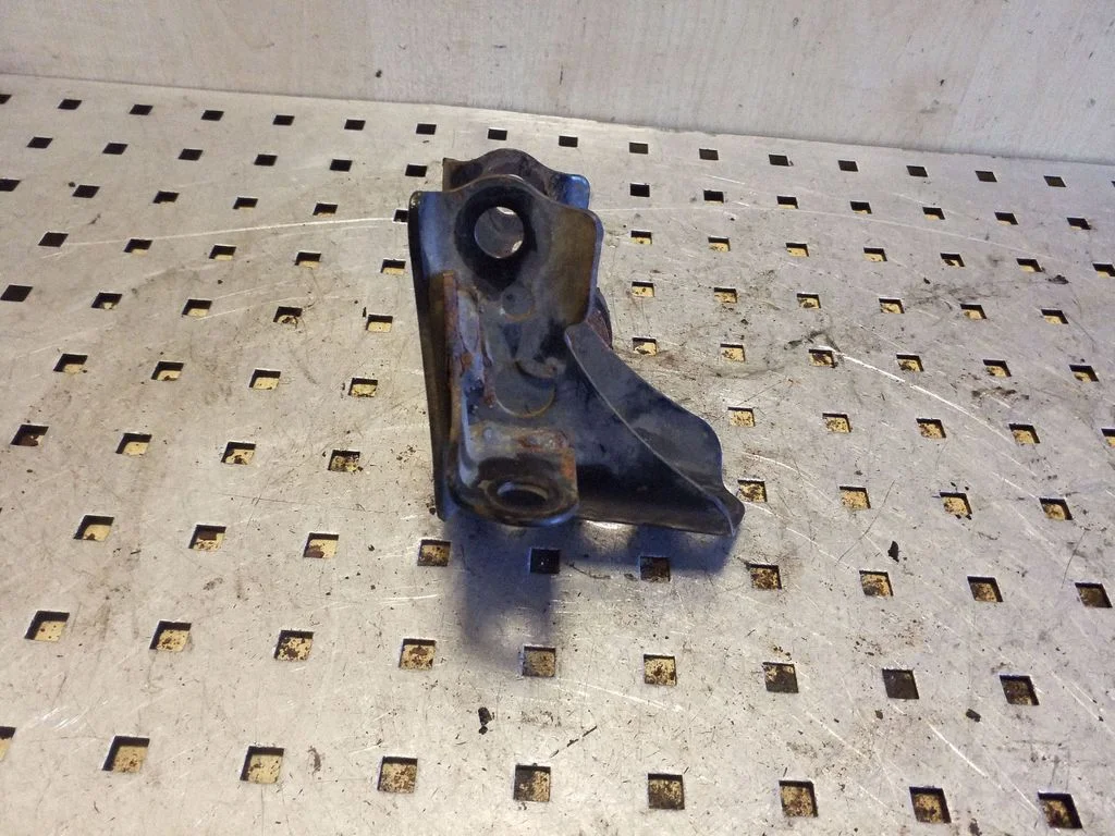 Engine mounting bracket