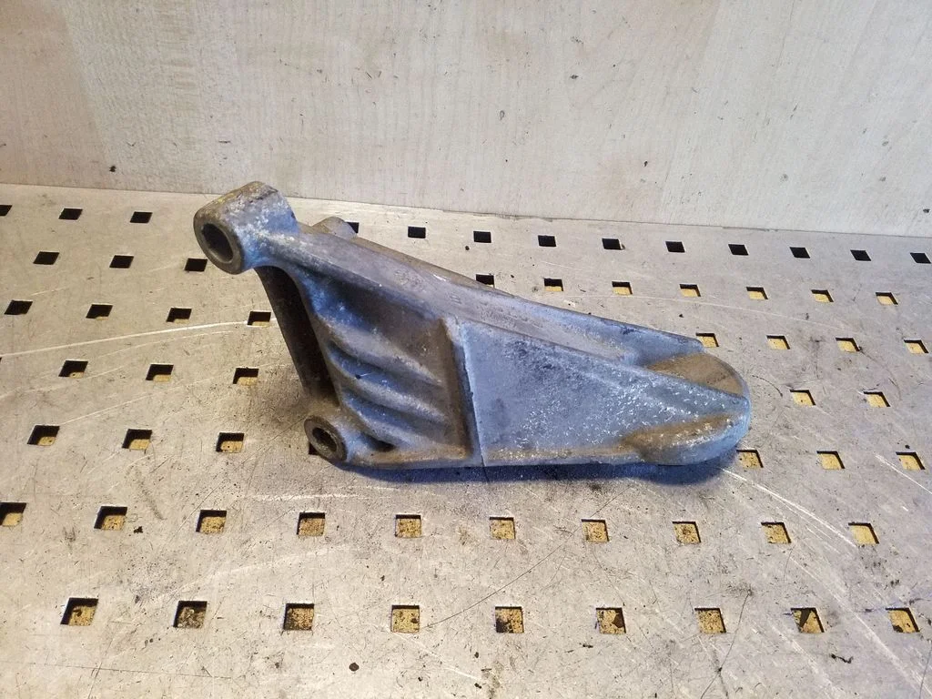 Engine mounting bracket 1397889