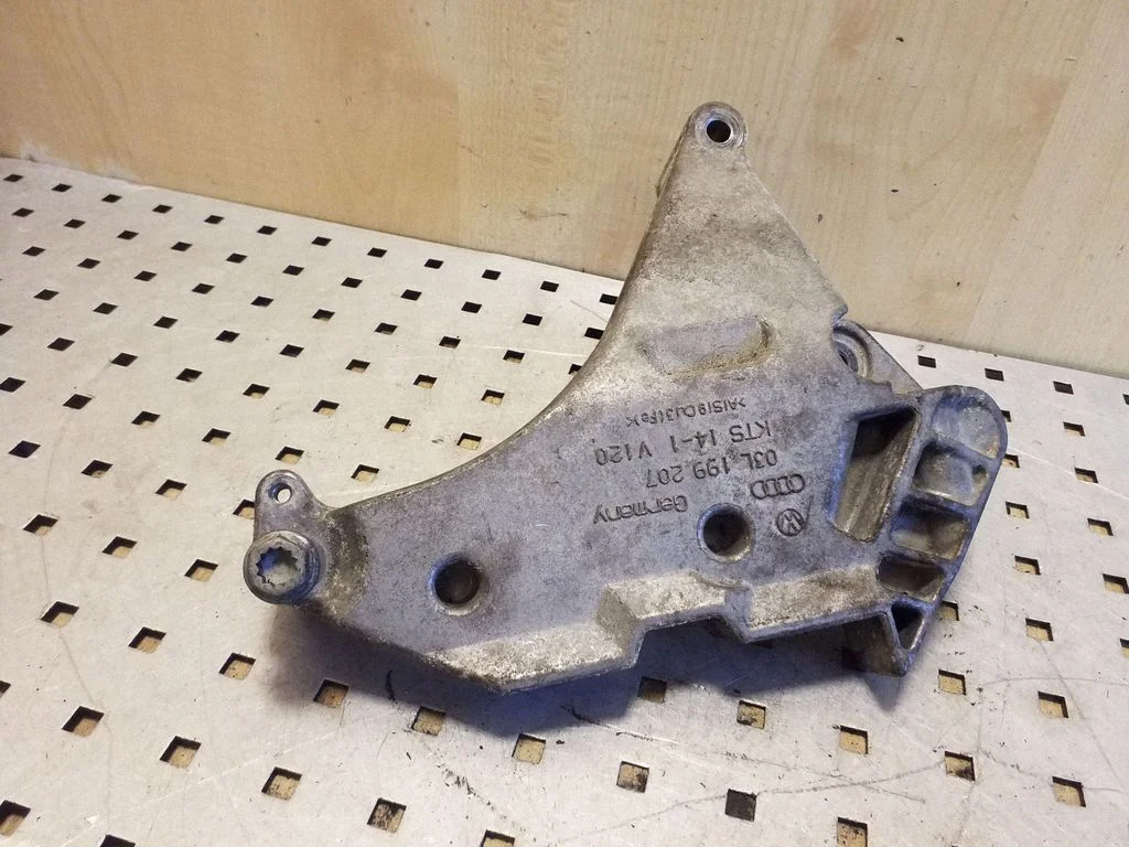 Mootori kinnituskronstein 03L199207