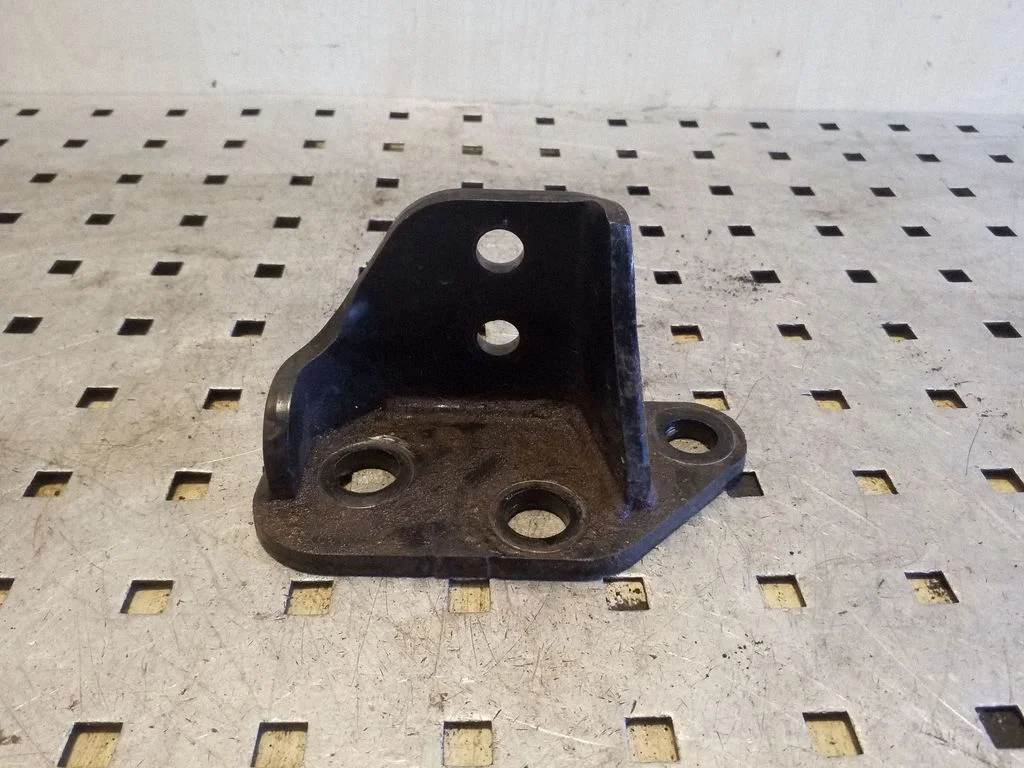 Engine mounting bracket