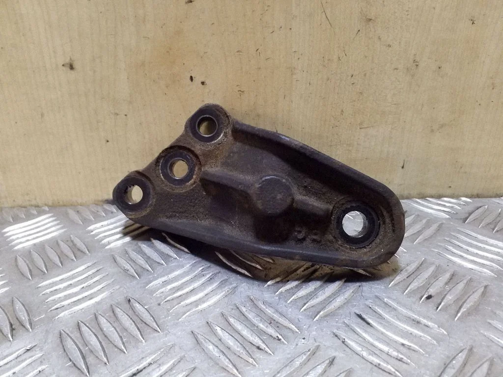 Engine mounting bracket – right