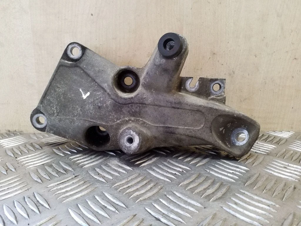 Engine mounting bracket 22116776529