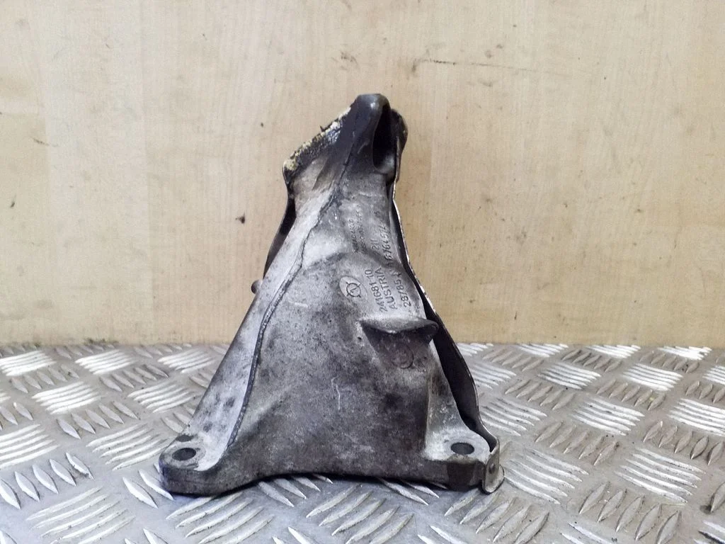 Engine mounting bracket 24168110