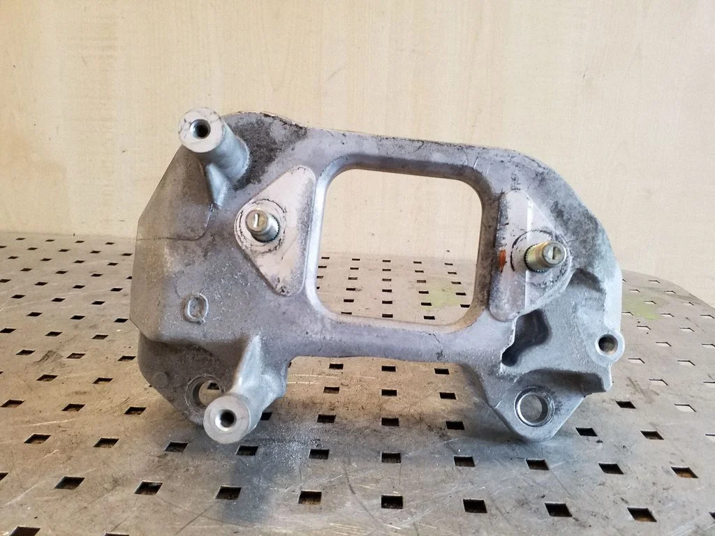 Engine mounting bracket