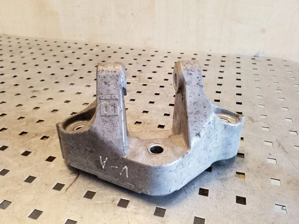Engine mounting bracket