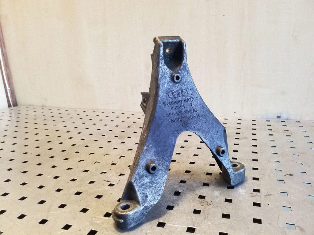 Engine mounting bracket – Audi A4 S4 B7 8E 8H (2005-2008)