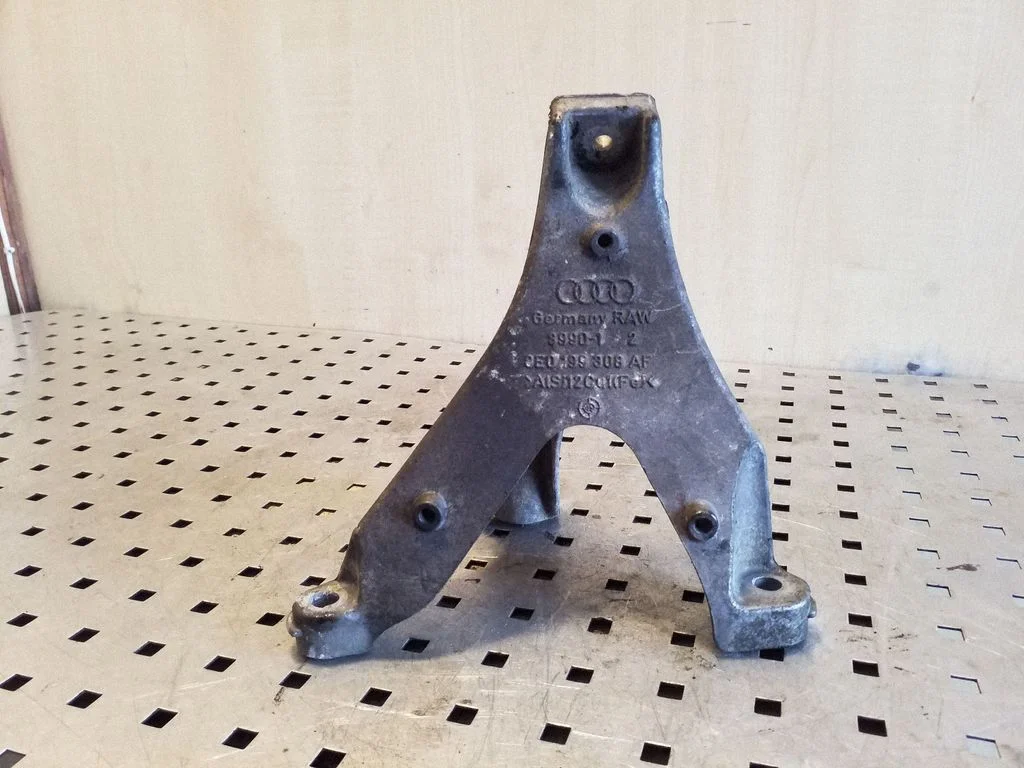 Engine mounting bracket – Audi A4 S4 B7 8E 8H (2005-2008)