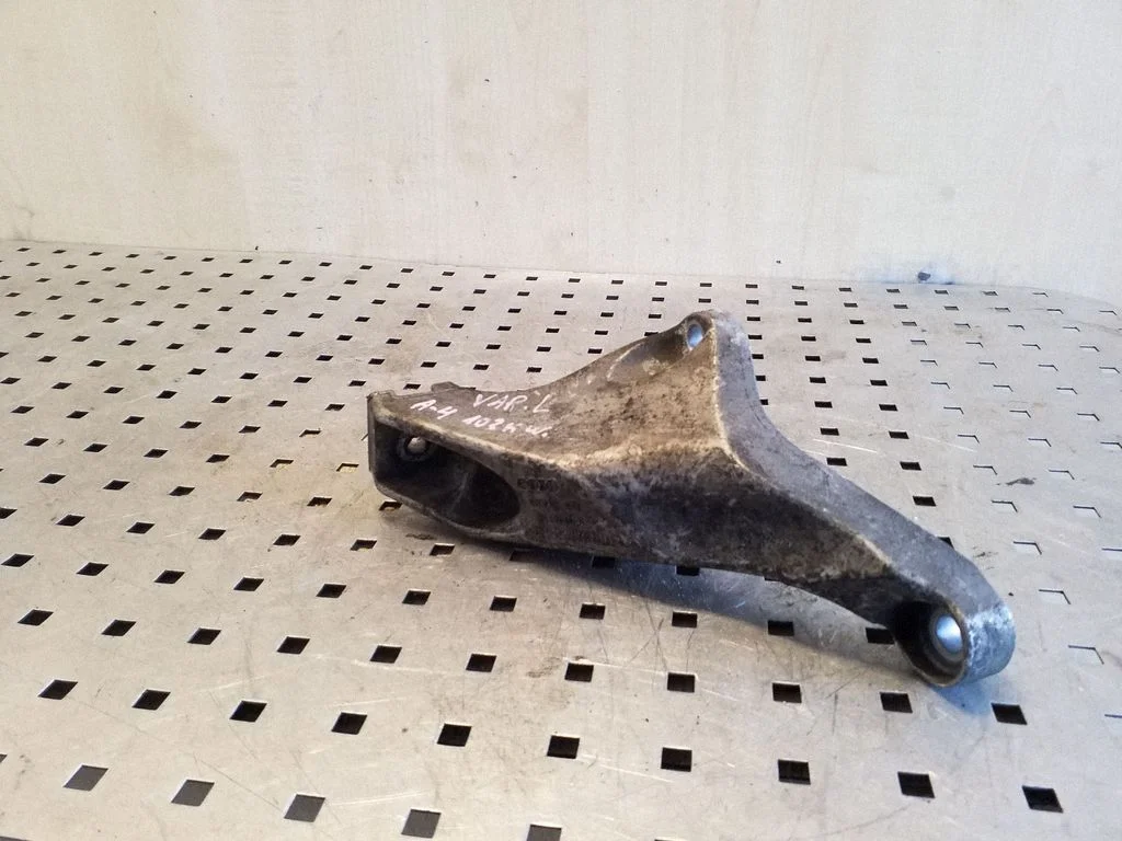 Engine mounting bracket 8E0199307