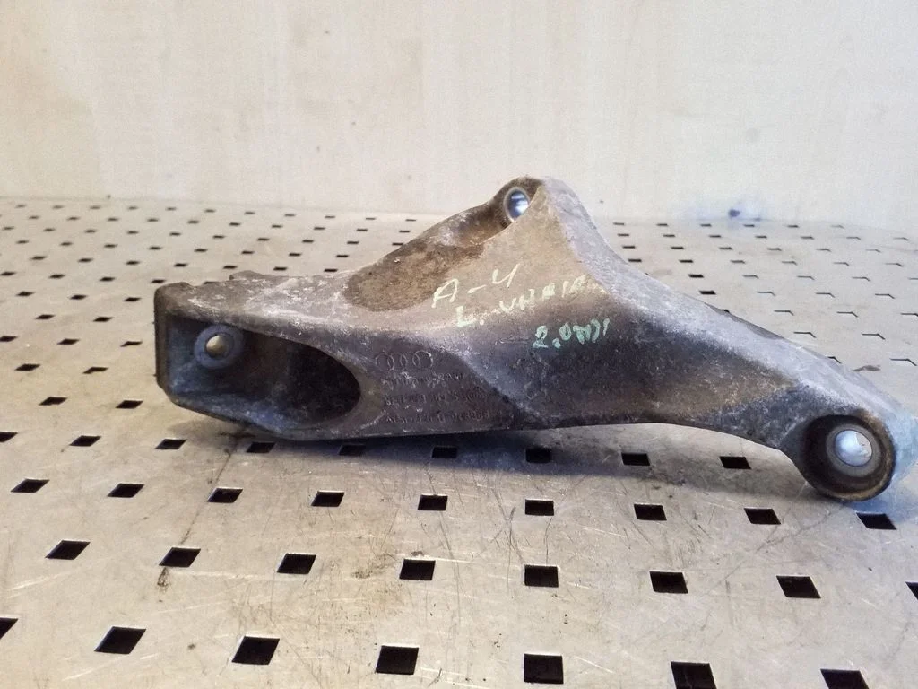 Engine mounting bracket 8E0199307