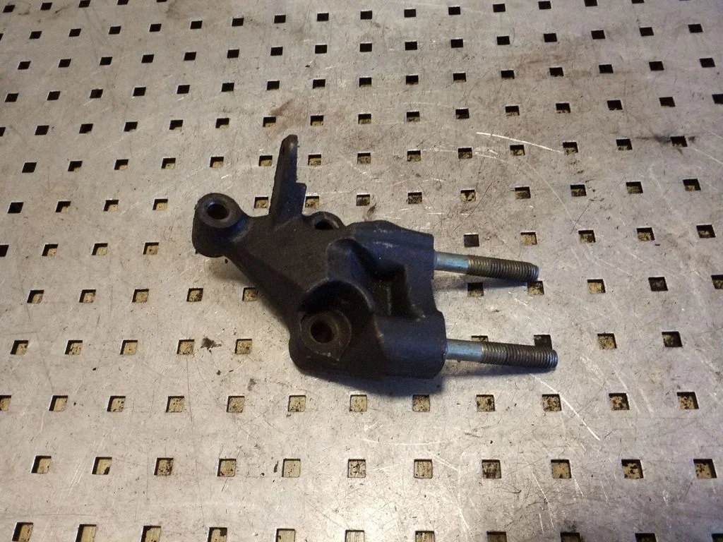 Engine mounting bracket – Mazda 6 (2002-2008)