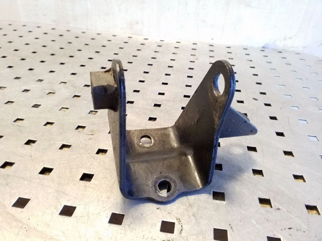 Engine mounting bracket