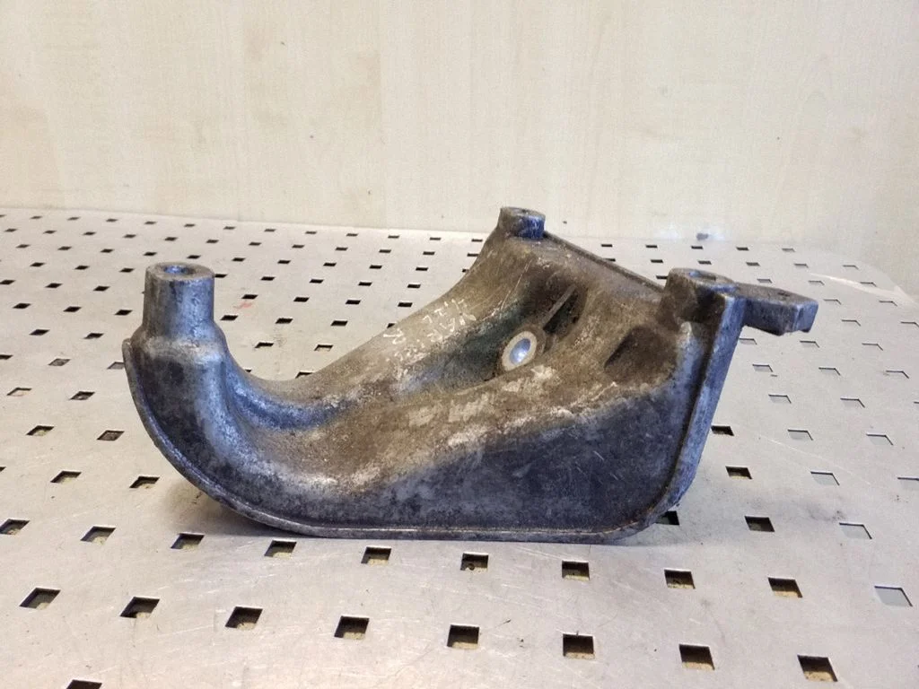 Engine mounting bracket 4D0199308E – Audi A8 S8 D2 4D (1994-2002)