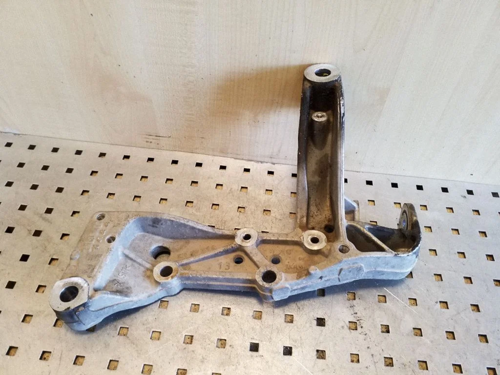 Mootori kinnituskronstein 1K0199295E