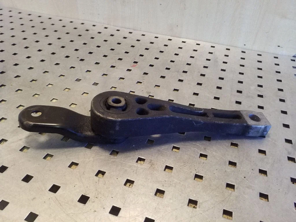 Mootori kinnituskronstein 1K0199855L